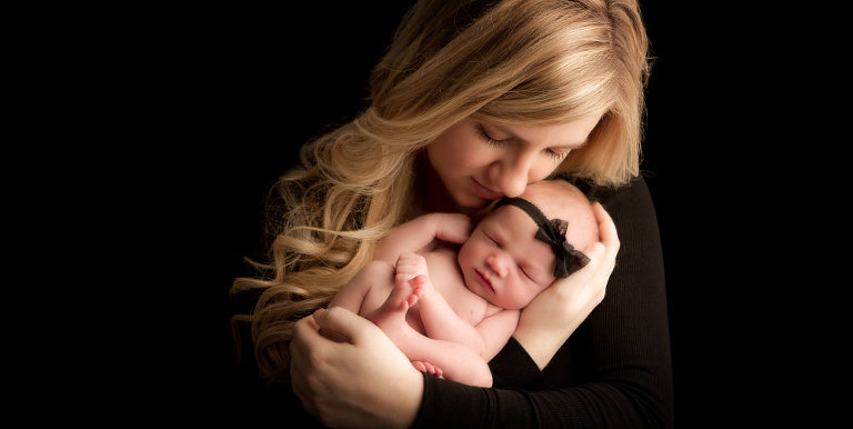 newborn photographer and mother baby pictures